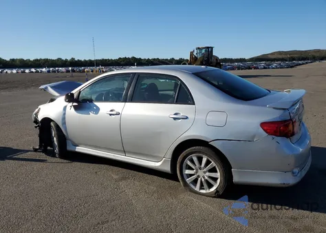 2010 Toyota Corolla Base z USA, uszkodzony, nr VIN 2T1BU4EE2AC285803